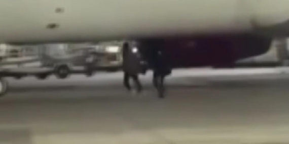 Almanya’da uçağı kaçıran yolcular piste koştu