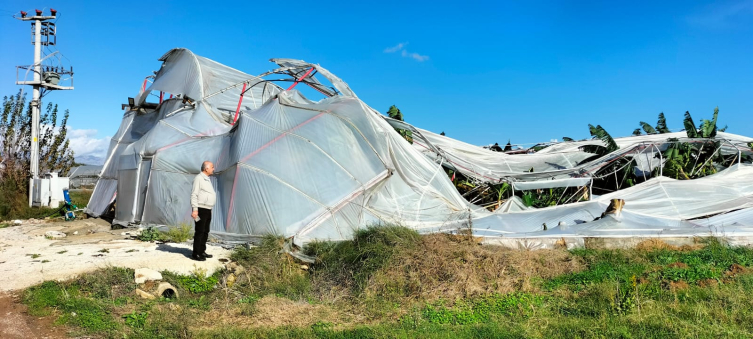 Antalya'da hortum nedeniyle seralar hasar gördü