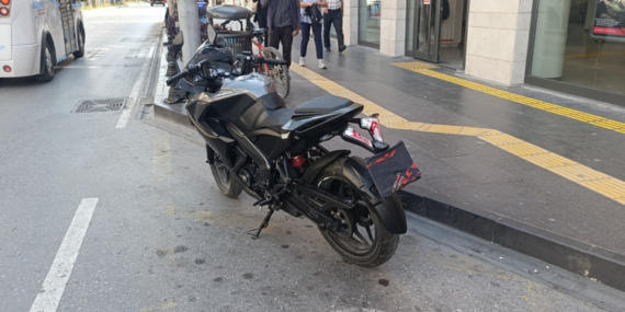 Antalya’da plakasını bandanayla gizleyen sürücüye 43 bin 149 lira ceza