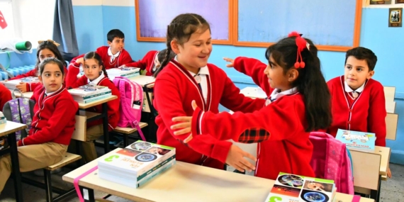 Ara tatil sona erdi, milyonlarca öğrenci yeniden sınıflarda