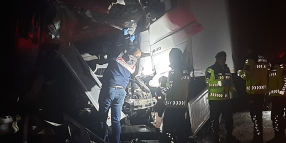 Arızalanan tur otobüsüne tır çarptı: Çok sayıda yaralı var