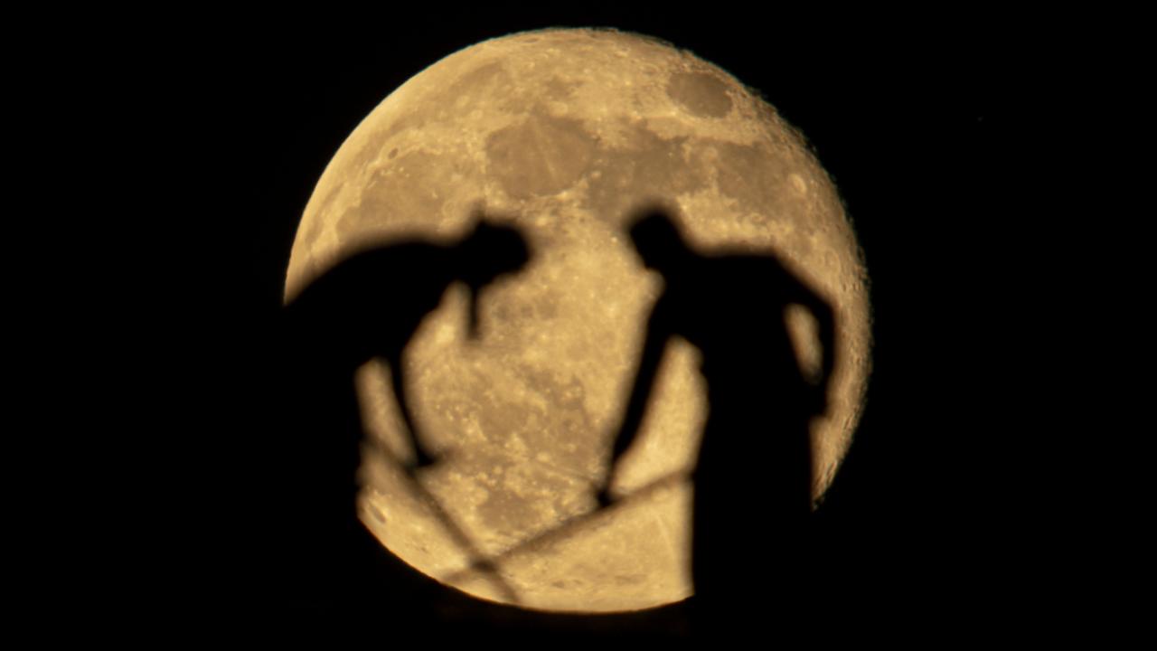 Ay'ın içinde ne var?