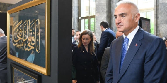 Bakan Ersoy, TBMM’deki Hilalin Işığında sergisini gezdi