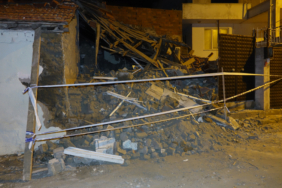 Balıkesir'de metruk bina çöktü