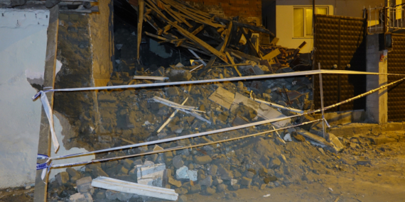 Balıkesir’de metruk bina çöktü