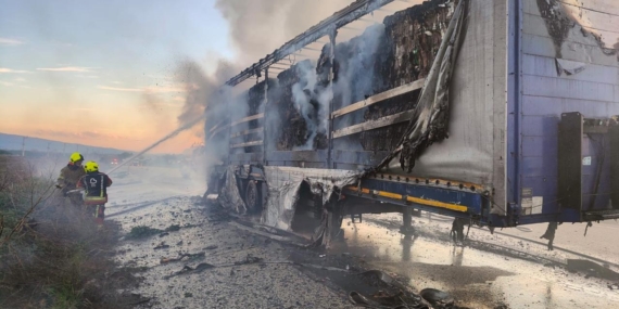 Balıkesir’de seyir halindeki karton yüklü tırda yangın