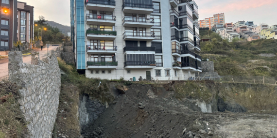 Bartın’da göçük sonrası dolgu ve beton çalışması yapılıyor