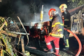Bartın'da yıldırım isabet eden 2 araç küle döndü