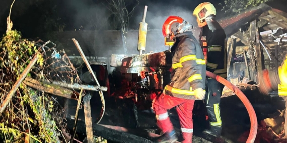 Bartın’da yıldırım isabet eden 2 araç küle döndü