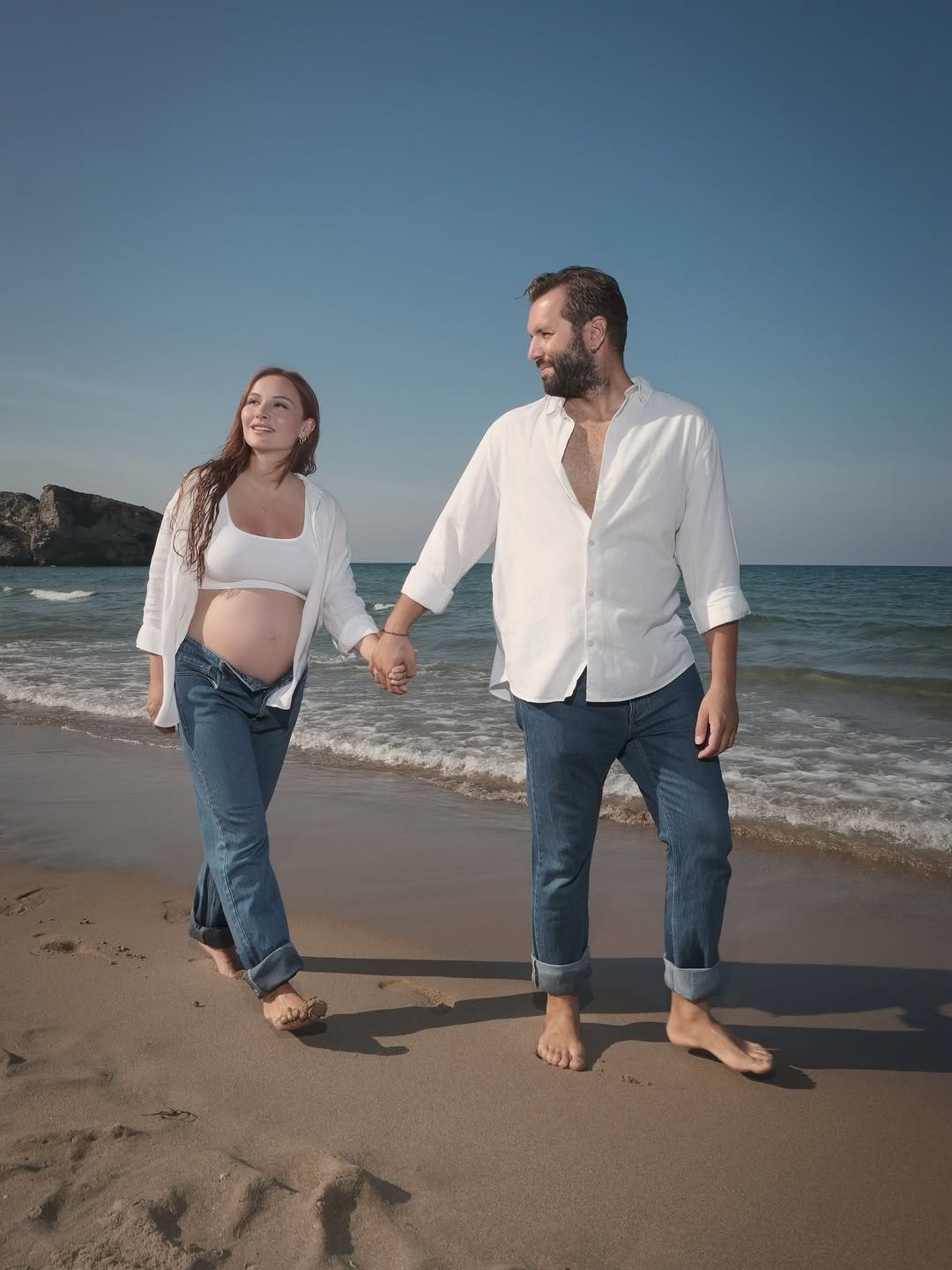 Başak Gümülcinelioğlu anne oldu: Doğum sonrası ilk aile pozu