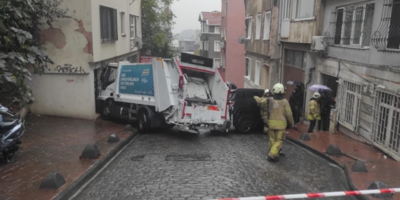 Beyoğlu’nda çöp kamyonu binaya çarptı: 3 yaralı