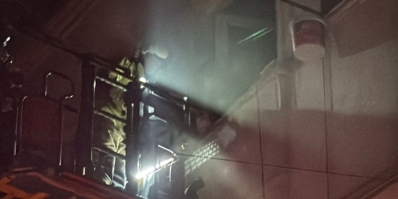 Beyoğlu’nda korkutan yangın: Mahsur kalan 4 kişi kurtarıldı