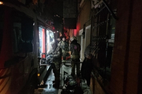 Beyoğlu'nda yangın çıkan binada mahsur kalan 4 kişi kurtarıldı
