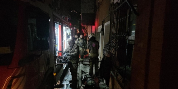 Beyoğlu’nda yangın çıkan binada mahsur kalan 4 kişi kurtarıldı