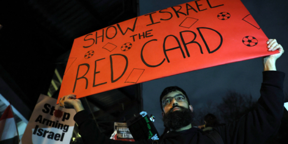 Binlerce kişi katil İsrail’in futboldan men edilmesi için İngiltere’de toplandı