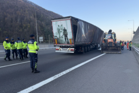 Bolu Dağı geçişinde kaza yapan tır ulaşımı aksattı
