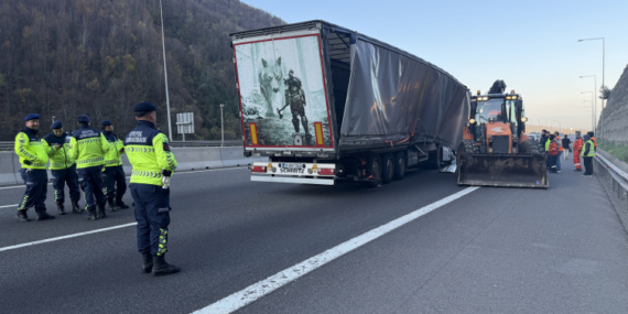 Bolu Dağı geçişinde kaza yapan tır ulaşımı aksattı