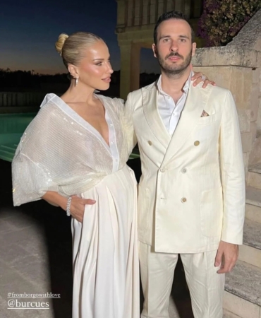 Burcu Esmersoy, eşi Nazım Akmandil'e olan aşkını bu kez çantasına işledi