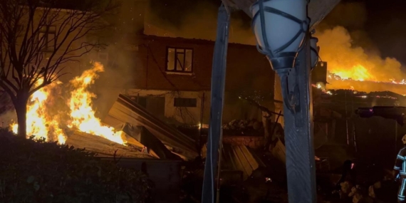 Bursa’da kafede başlayan yangın 2 eve sıçradı