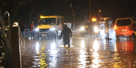 Çeşme’de sağanak: Deniz karayla birleşti
