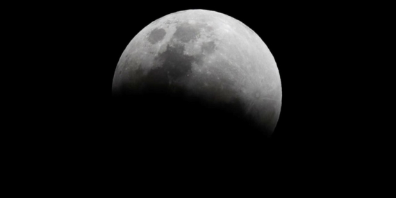 Çinli bilim insanları, Ay’dan gelen kaya ve toprak örneklerinde demir pası buldu