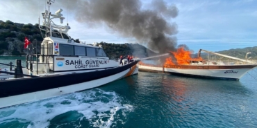 Demre’de ticari yat yandı