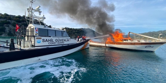 Demre’de ticari yat yandı