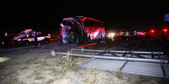 Denizli’de yolcu otobüsü ile minibüs çarpıştı: 10 yaralı