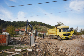 Depremin ardından Sındırgı'da ağır hasarlı binaların yıkımı sürüyor