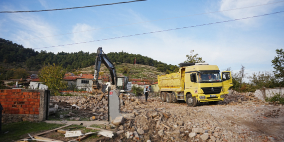 Depremin ardından Sındırgı’da ağır hasarlı binaların yıkımı sürüyor