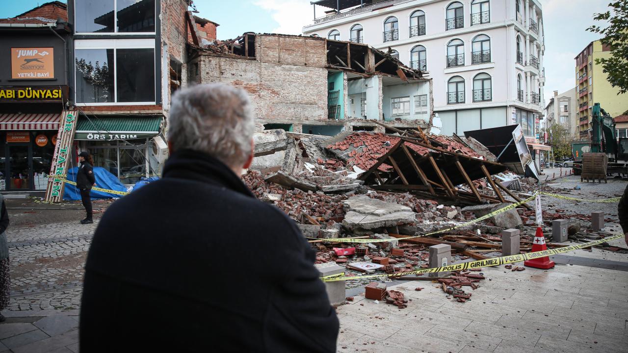 Depremlerle sarsılan Balıkesir'in Sındırgı ilçesi afet bölgesi ilan edildi
