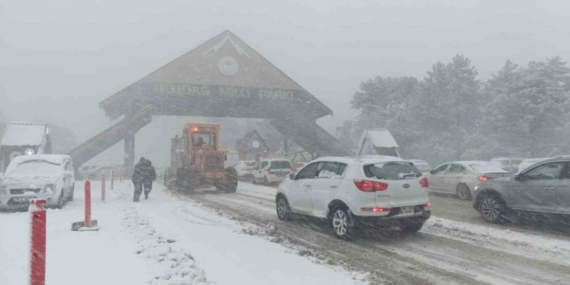 Direksiyona geçmeden iki kere düşünün: İşte karlı yollarda dikkat etmeniz gerekenler