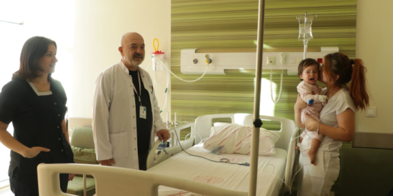 Disk pil ve lego parçası yutan bebek ameliyatla hayata döndü