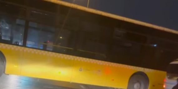 Dönüş yapmak isteyen İETT yolda sıkıştı