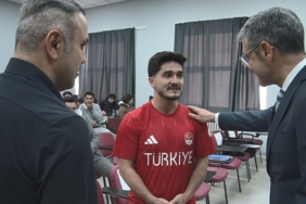Dünya rekortmeni Muhammed Furkan Özbek’ten öğrencilere motivasyon veren konuşma