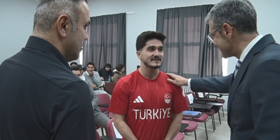 Dünya rekortmeni Muhammed Furkan Özbek’ten öğrencilere motivasyon veren konuşma