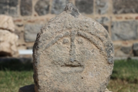 ''Dünyanın ilk emojili asker mezar taşı'' Diyarbakır’da sergileniyor