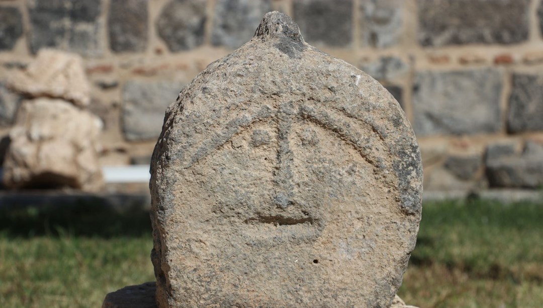 ''Dünyanın ilk emojili asker mezar taşı'' Diyarbakır’da sergileniyor