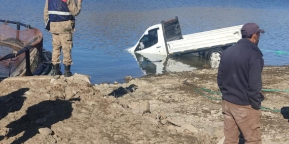 El freni çekilmeyen kamyonet baraj gölüne düştü: 1 ölü