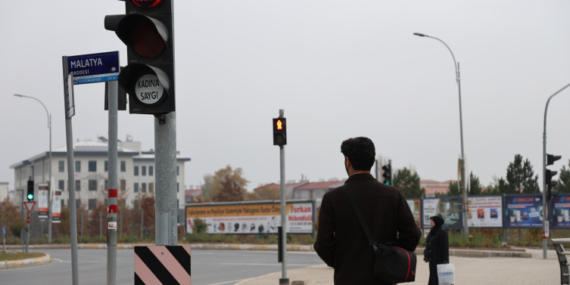 Elazığ’da trafik ışıklarında ‘şiddete hayır’ mesajı