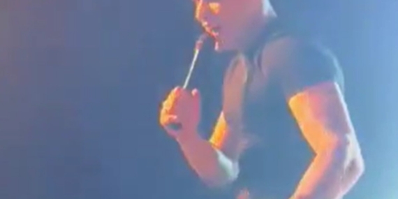 Emircan İğrek’i konserde çıldırtan hareket: Bak gerçekten tekme atarım