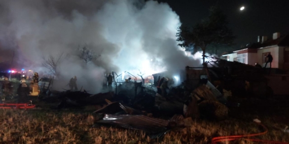 Engelli üç kardeşin yaşadığı ev yangında kullanılamaz hale geldi