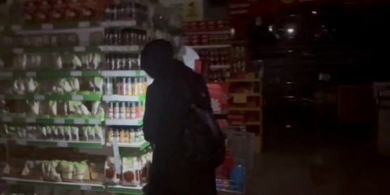 Erzincan’da elektrik kesildi, telefon ışığıyla alışveriş yapıldı