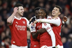 Eze’den tarihi hat-trick: Arsenal derbide Tottenham’ı 4-1 yendi!