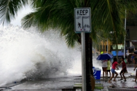 Filipinler'de yaklaşan tayfun nedeniyle on binlerce kişi tahliye edildi