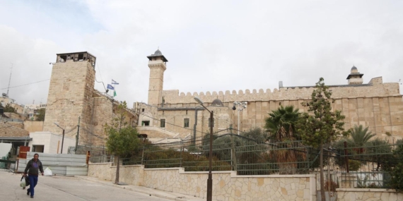 Filistinli yetkililer, işgalci İsrail’in Haremi İbrahim Camii’ndeki ihlallerine dikkat çekti