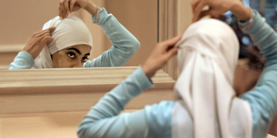 Fransız meclisindeki başörtülü ziyaretçilere gelen tepkiler, ülkedeki İslamofobi’yi gündeme getirdi