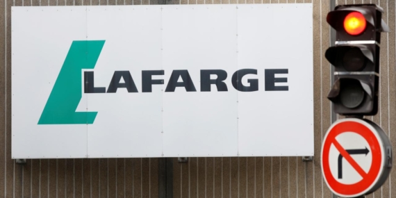 Fransız şirketi Lafarge’ın terör örgütünü finanse etmekten yargılandığı dava ertelendi