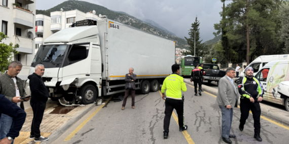Freni boşalan kamyon öğrenci servisine çarptı: 22 yaralı