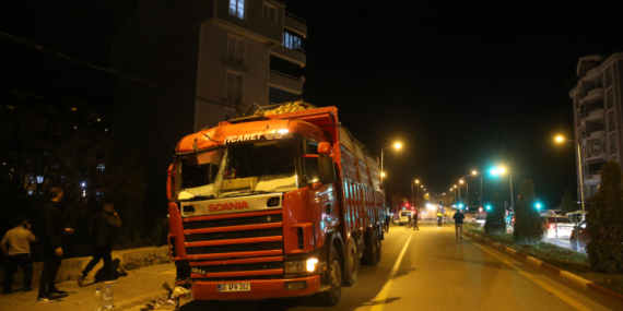 Freni patlayan kamyonun sürücüsü lastikleri kaldırıma sürtüp patlatarak durabildi